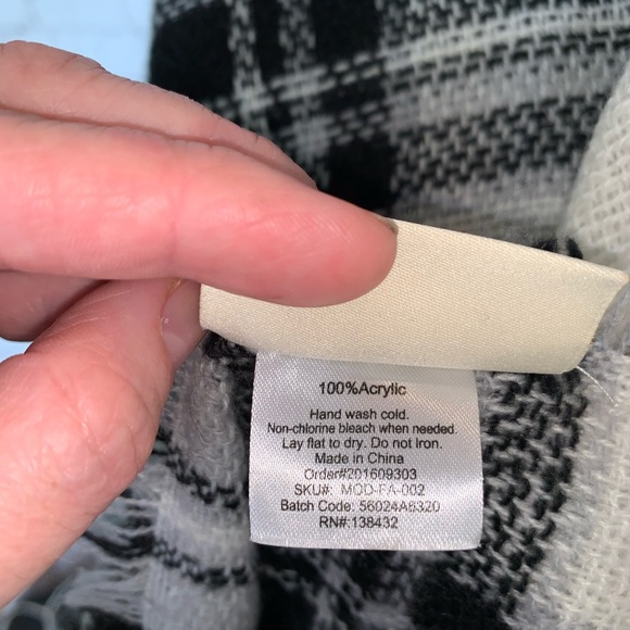 Super soft oversized blanket scarf from ModCloth - Picture 8 of 10